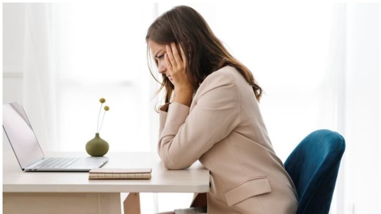 ജോലിയില് ശ്രദ്ധിക്കാന് കഴിയുന്നില്ലേ? എപ്പോഴും ഭയമാണോ? ജോലിയില് ശ്രദ്ധിക്കാന് കഴിയുന്നില്ലേ? എപ്പോഴും ഭയമാണോ?