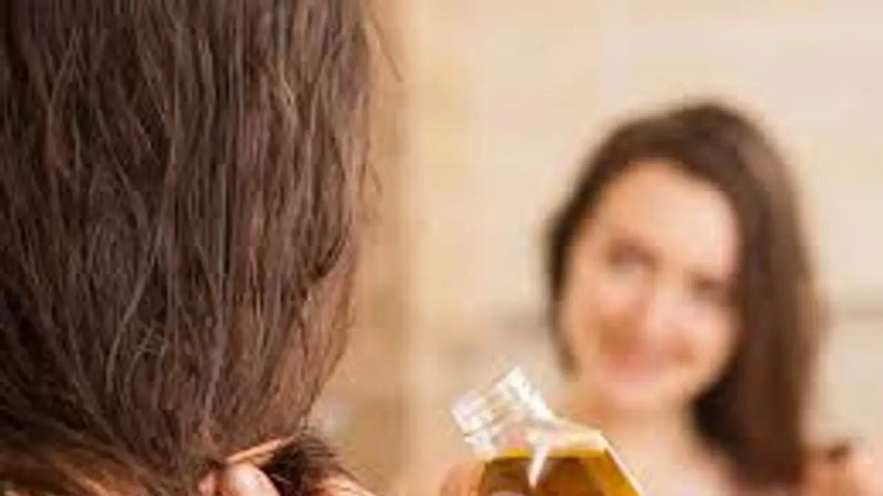 এই পাঁচ উপায় ব্যবহার করুন টি ট্রি অয়েল, তেলের গুণে চুল হবে ঘন ও মজবুত এই পাঁচ উপায় ব্যবহার করুন টি ট্রি অয়েল, তেলের গুণে চুল হবে ঘন ও মজবুত