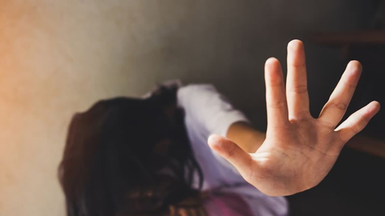 রেলকর্মীর শ্লীলতাহানি মারধরের অভিযোগ, দিদিকে বাঁচাতে গিয়ে আক্রান্ত নির্যাতিতার ভাই