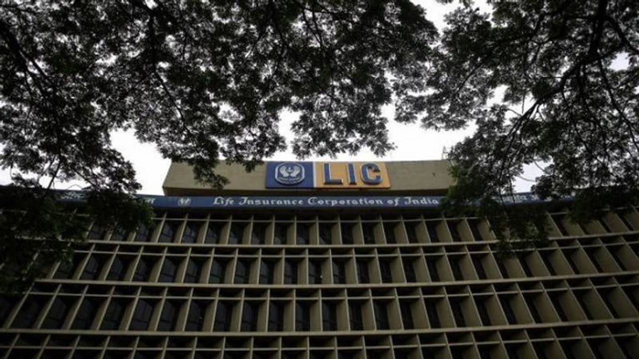 LIC ने 2.19 करोड़ नई बीमा पॉलिसी बेची, कोरोना संकट में बनाया नया रिकॉर्ड LIC ने 2.19 करोड़ नई बीमा पॉलिसी बेची, कोरोना संकट में बनाया नया रिकॉर्ड
