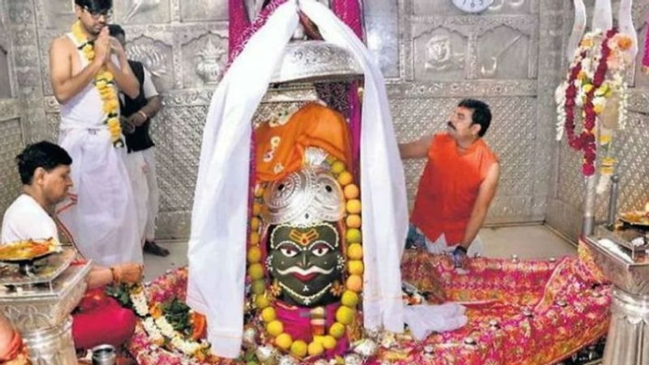 महाकाल मंदिर पर सुप्रीम कोर्ट का बड़ा फैसला: शिवलिंग की पूजा के समय अब इन 8 बातों का रखना होगा ध्यान महाकाल मंदिर पर सुप्रीम कोर्ट का बड़ा फैसला: शिवलिंग की पूजा के समय अब इन 8 बातों का रखना होगा ध्यान