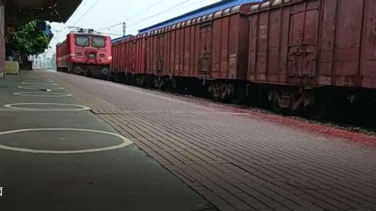 চলতে পারে ট্রেন, করোনা সুরক্ষায় শিয়ালদহে 'বৃত্ত' আঁকার কাজ শেষের পথে