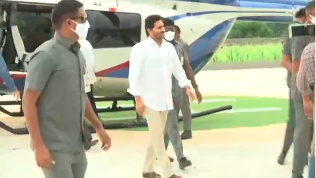 మామ గంగిరెడ్డి మృతి: పులివెందుల చేరుకున్న వైఎస్ జగన్ మామ గంగిరెడ్డి మృతి: పులివెందుల చేరుకున్న వైఎస్ జగన్