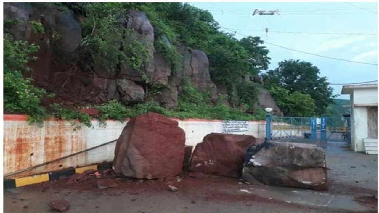 తప్పిన పెనుప్రమాదం... శ్రీశైలం ఆనకట్ట వద్ద విరిగిపడిన కొండచరియలు తప్పిన పెనుప్రమాదం... శ్రీశైలం ఆనకట్ట వద్ద విరిగిపడిన కొండచరియలు