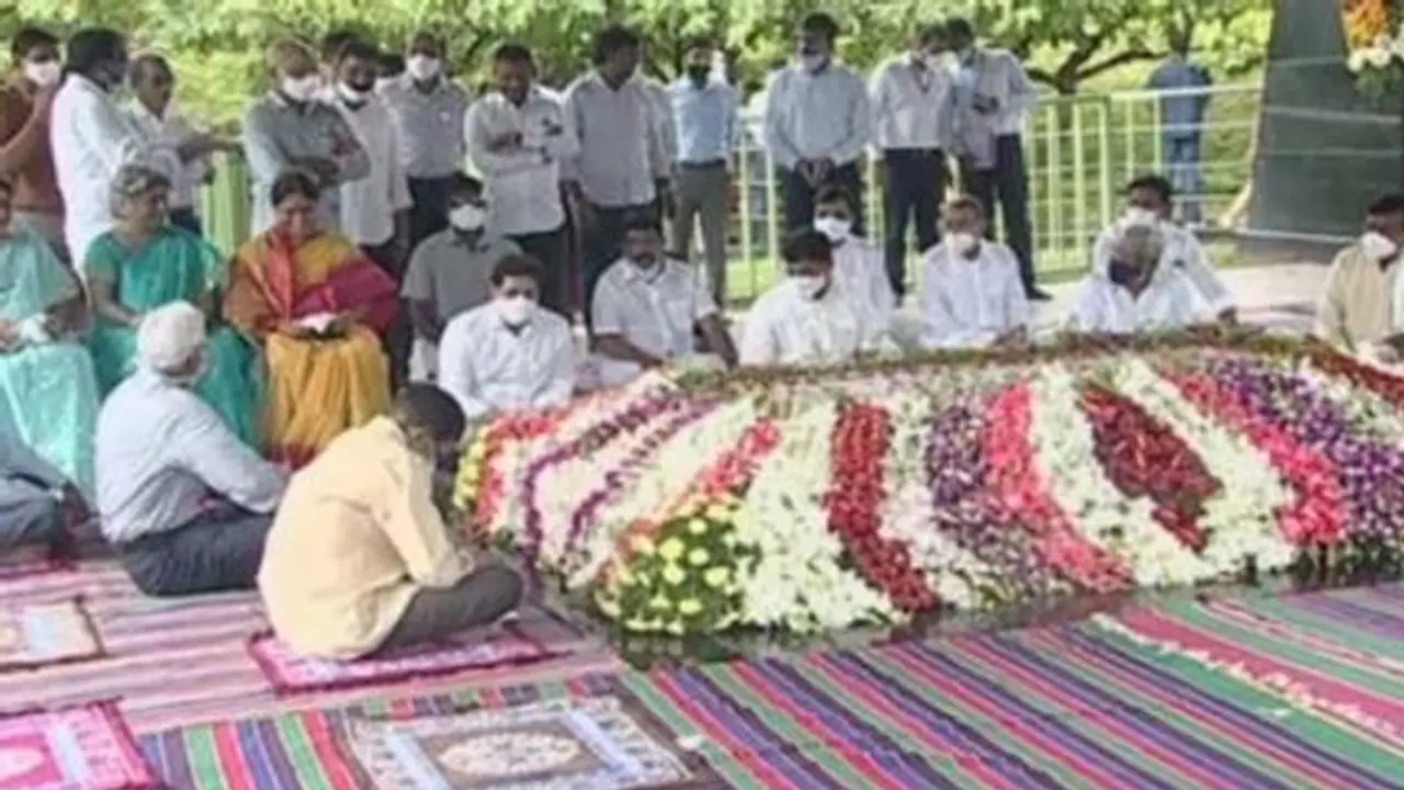 వైఎస్సార్ వర్థంతి...కుటుంబంతో కలిసి నివాళి అర్పించిన జగన్ వైఎస్సార్ వర్థంతి...కుటుంబంతో కలిసి నివాళి అర్పించిన జగన్