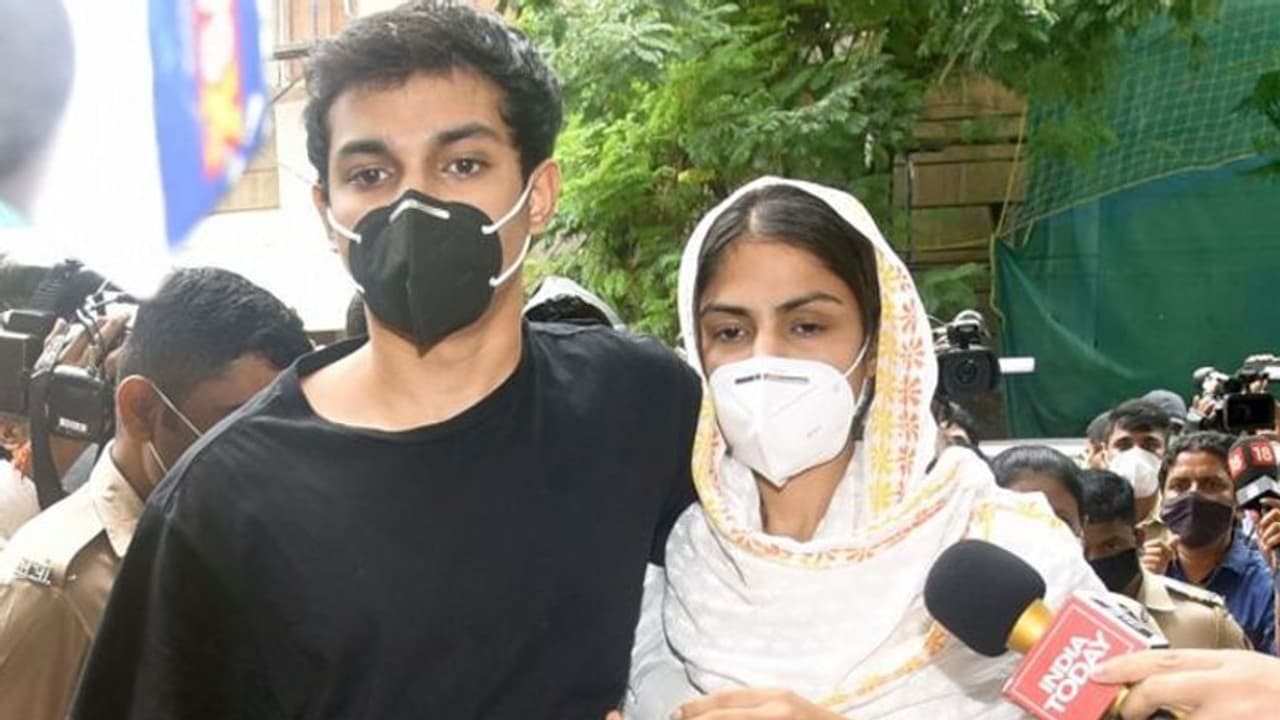 रिया जिस भाई की पढ़ाई के लिए हो रही थीं परेशान, उसने ही सुशांत के हाउस मैनेजर को ड्रग डीलर्स से मिलवाया रिया जिस भाई की पढ़ाई के लिए हो रही थीं परेशान, उसने ही सुशांत के हाउस मैनेजर को ड्रग डीलर्स से मिलवाया