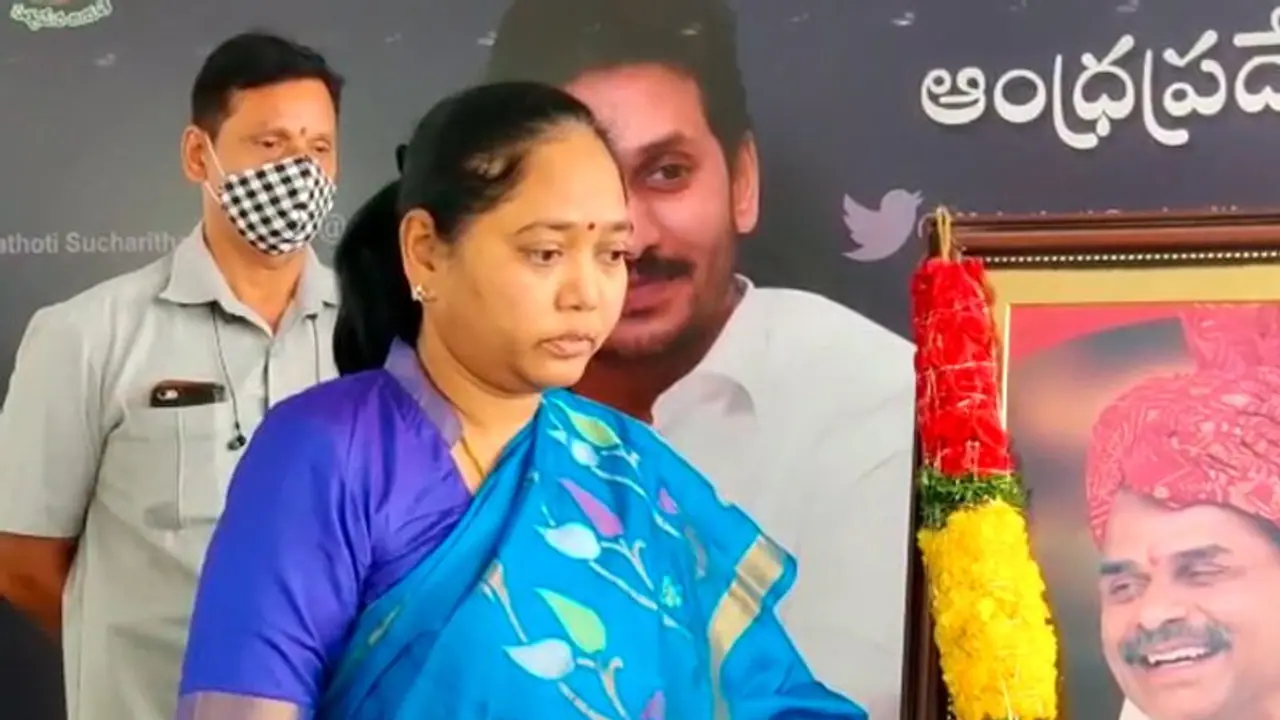 ప్రేమోన్మాది చేతిలో యువతి హతం...హోంమంత్రి సుచరిత సీరియస్ ప్రేమోన్మాది చేతిలో యువతి హతం...హోంమంత్రి సుచరిత సీరియస్