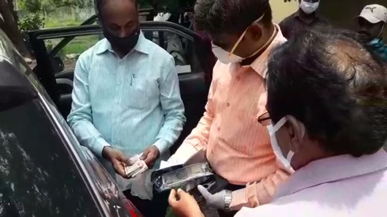 బిగ్ బ్రేకింగ్...ఏసిబికి చిక్కిన ఇబ్రహీంపట్నం ఎమ్మార్వో, డిప్యూటీ ఎమ్మార్వో (వీడియో) బిగ్ బ్రేకింగ్...ఏసిబికి చిక్కిన ఇబ్రహీంపట్నం ఎమ్మార్వో, డిప్యూటీ ఎమ్మార్వో (వీడియో)