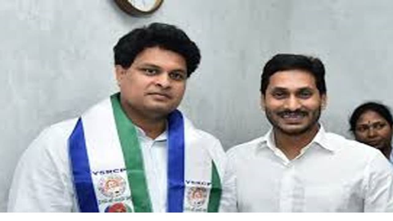 త్వరలోనే చీరాల ప్రజలు శుభవార్త వింటారు: కరణం వెంకటేష్ ఆసక్తికర కామెంట్స్ త్వరలోనే చీరాల ప్రజలు శుభవార్త వింటారు: కరణం వెంకటేష్ ఆసక్తికర కామెంట్స్