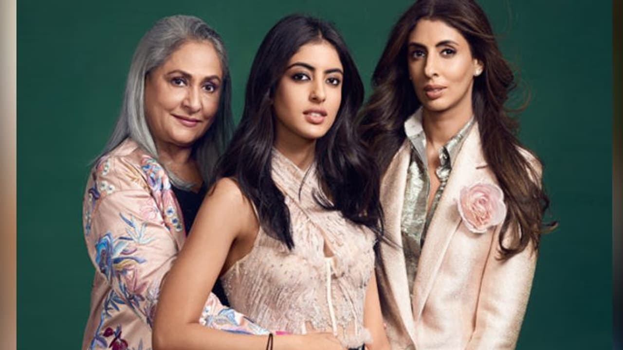 কীসের নেশায় আসক্ত শ্বেতা বচ্চন, সোজা হাঁটতে গিয়ে সাহায্য নিতে হল অন্য কারও, ভাইরাল ভিডিও কীসের নেশায় আসক্ত শ্বেতা বচ্চন, সোজা হাঁটতে গিয়ে সাহায্য নিতে হল অন্য কারও, ভাইরাল ভিডিও