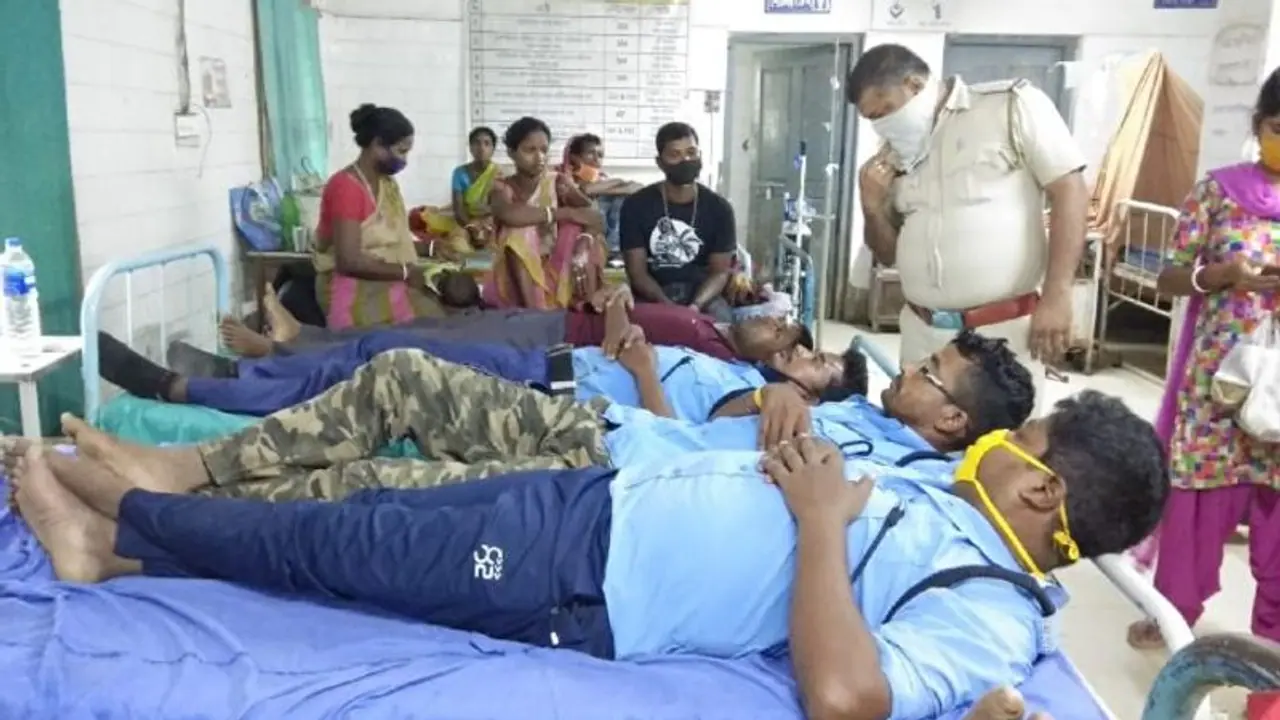 সিভিক ভলান্টিয়ারদের 'লাঠিপেঠা', বিএসএফ জওয়ানদের 'কীর্তি'তে শোরগোল মালদহে সিভিক ভলান্টিয়ারদের 'লাঠিপেঠা', বিএসএফ জওয়ানদের 'কীর্তি'তে শোরগোল মালদহে