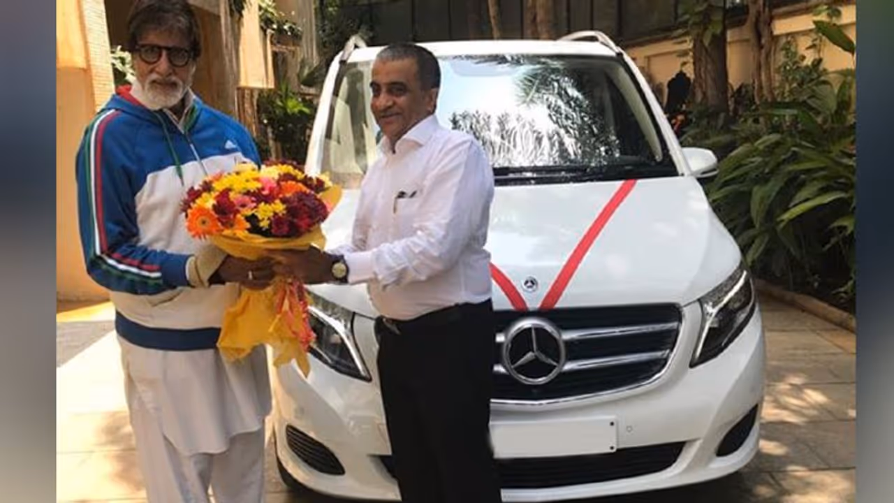 Amitabh Bachchan poses before newly purchased car; Netizens ask actor to learn from Sonu Sood Amitabh Bachchan poses before newly purchased car; Netizens ask actor to learn from Sonu Sood
