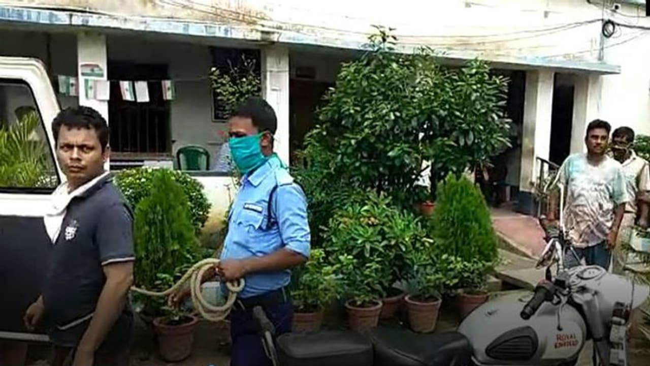 যত্রতত্র পড়ে গুলির খোল, বাড়িতে ভাঙচুর, তৃণমূলের গোষ্ঠীদ্বন্দ্বে উত্তপ্ত হাসনাবাদ যত্রতত্র পড়ে গুলির খোল, বাড়িতে ভাঙচুর, তৃণমূলের গোষ্ঠীদ্বন্দ্বে উত্তপ্ত হাসনাবাদ