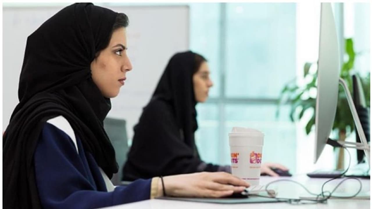 സൗദിയിൽ വനിതാ ജീവനക്കാരുടെ എണ്ണം വർധിച്ചു സൗദിയിൽ വനിതാ ജീവനക്കാരുടെ എണ്ണം വർധിച്ചു