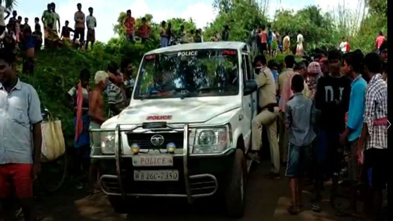ছবি তোলাকে কেন্দ্র করে তুলকালাম কাণ্ড, উত্তপ্ত বর্ধমানের চৈত্রপর ছবি তোলাকে কেন্দ্র করে তুলকালাম কাণ্ড, উত্তপ্ত বর্ধমানের চৈত্রপর