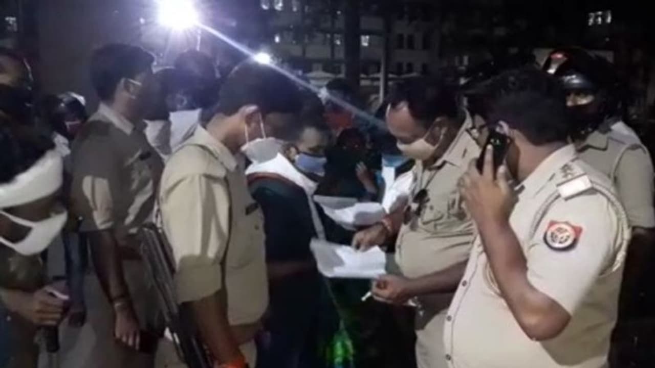 कोरोना संक्रमित पत्नी से मिलने अस्पताल का दरवाजा तोड़ पहुंचा पति, पास जाकर बैठ गया..दूर भागे डॉक्टर कोरोना संक्रमित पत्नी से मिलने अस्पताल का दरवाजा तोड़ पहुंचा पति, पास जाकर बैठ गया..दूर भागे डॉक्टर