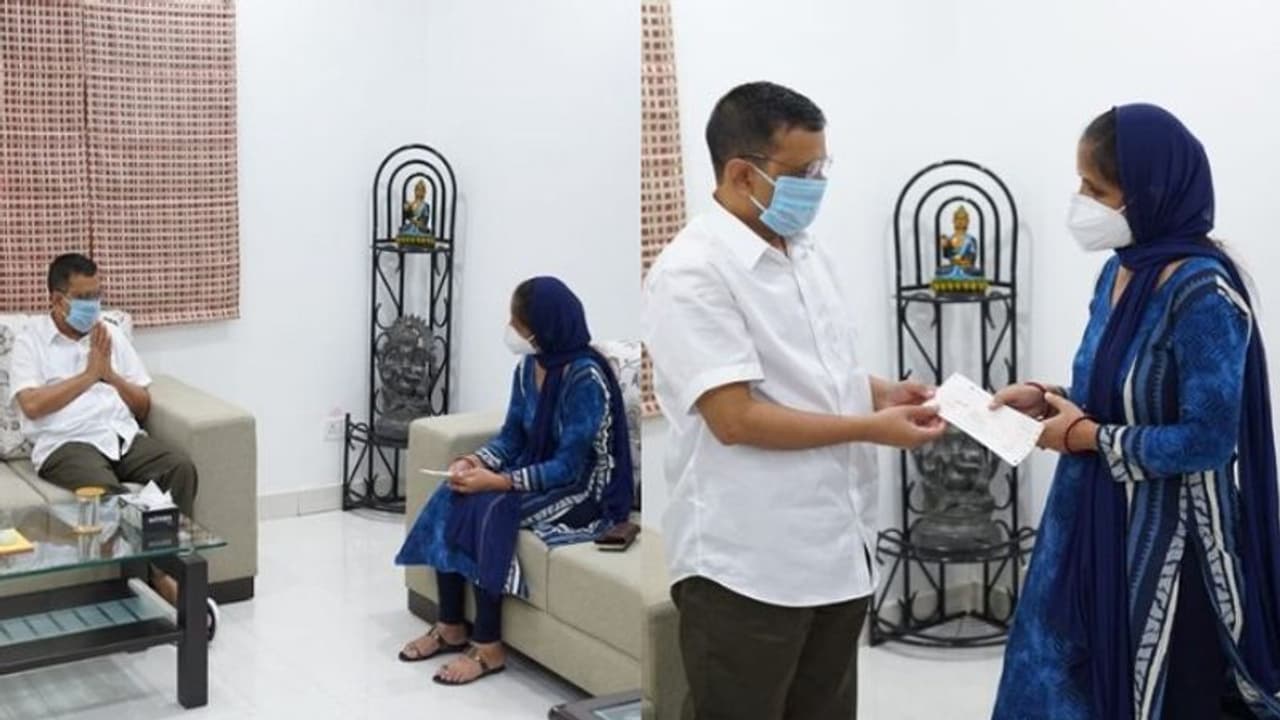 ഫാര്മസിസ്റ്റ് കൊവിഡ് ബാധിച്ച് മരിച്ചു; കുടുംബത്തിന് ഒരുകോടി രൂപ നഷ്ടപരിഹാരം കൈമാറി കെജ്രിവാൾ ഫാര്മസിസ്റ്റ് കൊവിഡ് ബാധിച്ച് മരിച്ചു; കുടുംബത്തിന് ഒരുകോടി രൂപ നഷ്ടപരിഹാരം കൈമാറി കെജ്രിവാൾ