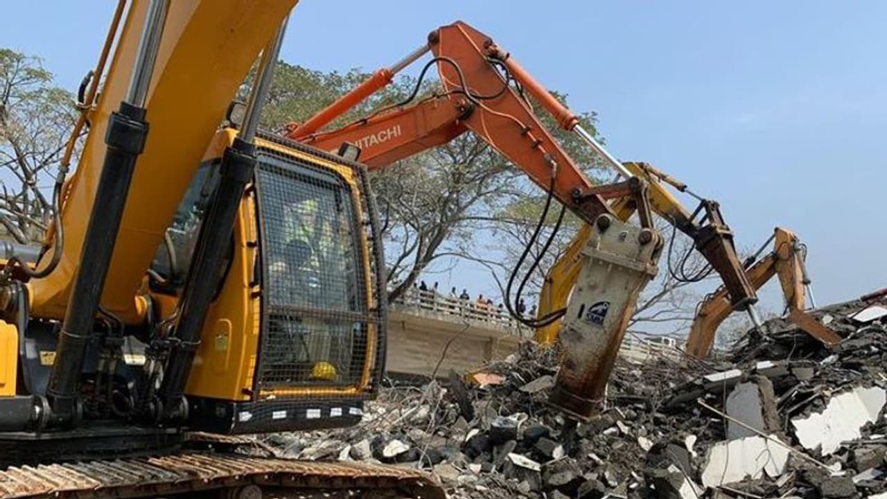 മരടില് പൊളിച്ച ആൽഫ സെറീൻ ഫ്ലാറ്റിൻറെ അവശിഷ്ടങ്ങൾ കായലില്നിന്ന് നീക്കിത്തുടങ്ങി മരടില് പൊളിച്ച ആൽഫ സെറീൻ ഫ്ലാറ്റിൻറെ അവശിഷ്ടങ്ങൾ കായലില്നിന്ന് നീക്കിത്തുടങ്ങി