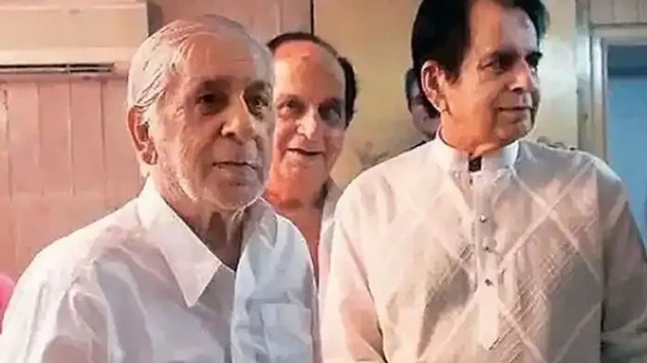 ফের বড় ধাক্কা, করোনায় আক্রান্ত হয়ে প্রয়াত কিংবদন্তী দিলীপ কুমারের ভাই এহসান খান ফের বড় ধাক্কা, করোনায় আক্রান্ত হয়ে প্রয়াত কিংবদন্তী দিলীপ কুমারের ভাই এহসান খান