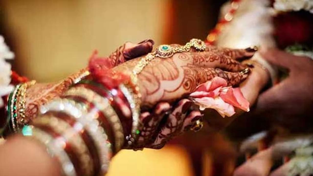 ஊரடங்கு நேரத்தில் டிராவல்ஸ் அதிபரின் மகளுடன் நடந்த ரிஜிஸ்டர் திருமணம்..!! உயிருக்கு பாதுகாப்பு கேட்கும் காதலன்