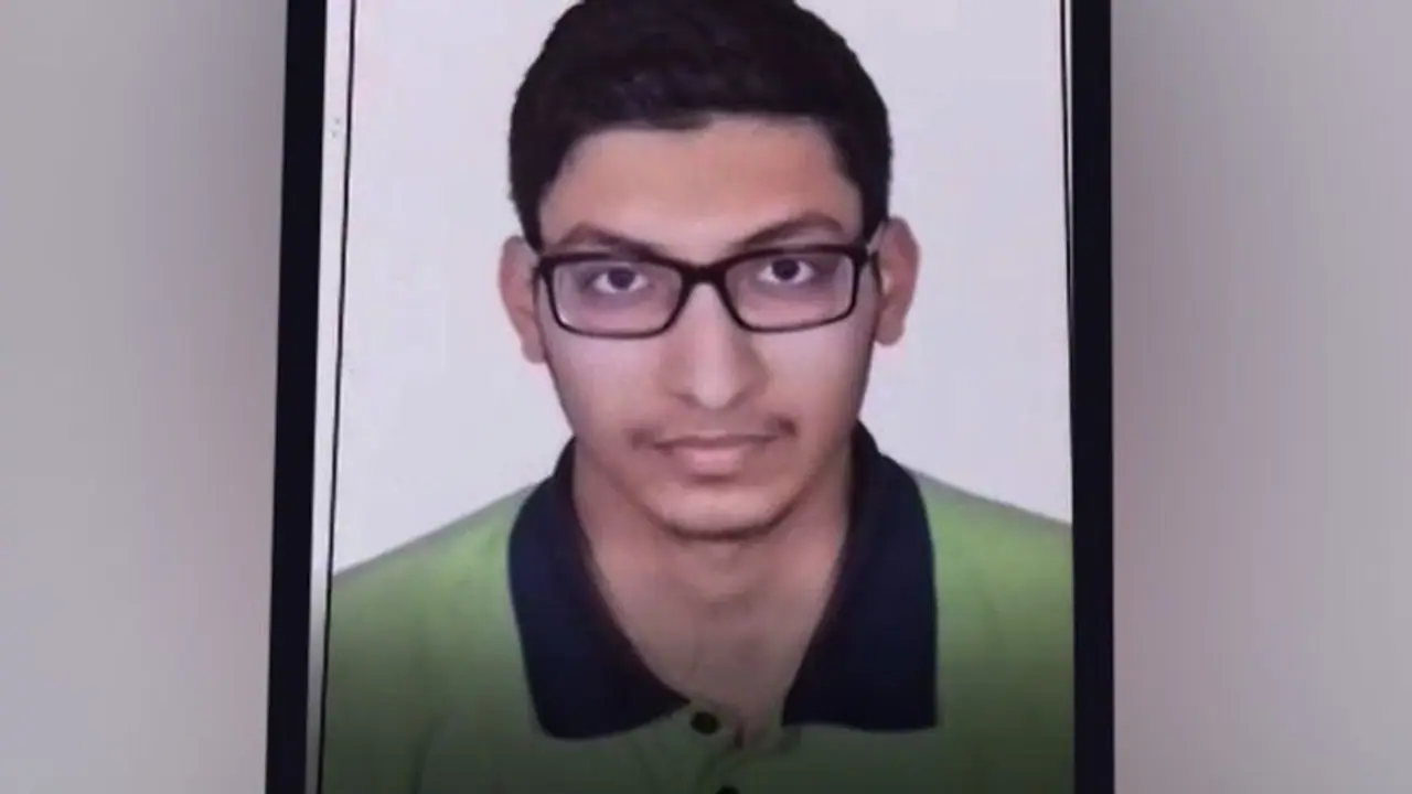 পুজো দিতে গিয়ে নিখোঁজ তরুণ, ১৭০ কিলোমিটার দূরে মিলল স্কুটার ও হেলমেট পুজো দিতে গিয়ে নিখোঁজ তরুণ, ১৭০ কিলোমিটার দূরে মিলল স্কুটার ও হেলমেট