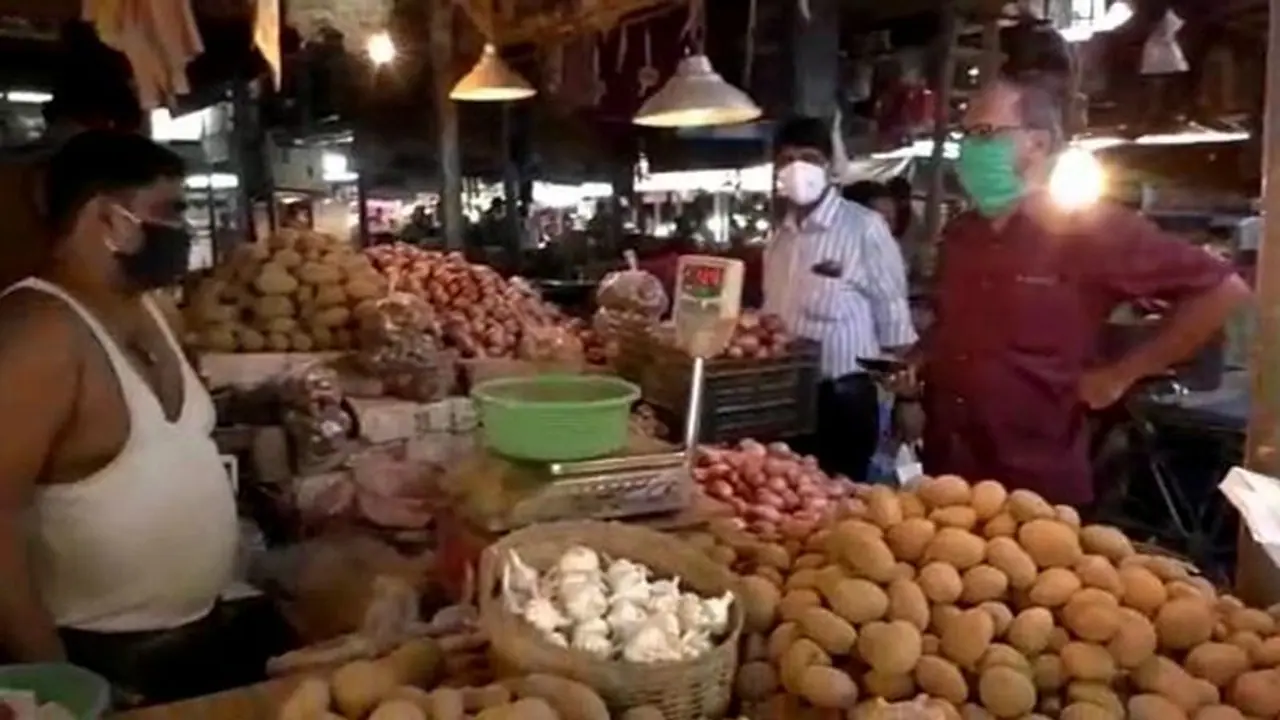 আলু পেঁয়াজের কালোবাজারির পর্দা ফাঁস, শহরের বাজারে অভিযান চালাল ইবি আলু পেঁয়াজের কালোবাজারির পর্দা ফাঁস, শহরের বাজারে অভিযান চালাল ইবি