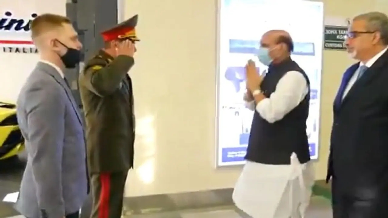 রাশিয়া সফরে হাত মেলানো থেকে বিরত রইলেন রাজনাথ সিং, কারণ জানতে দেখুন সেই ভিডিও