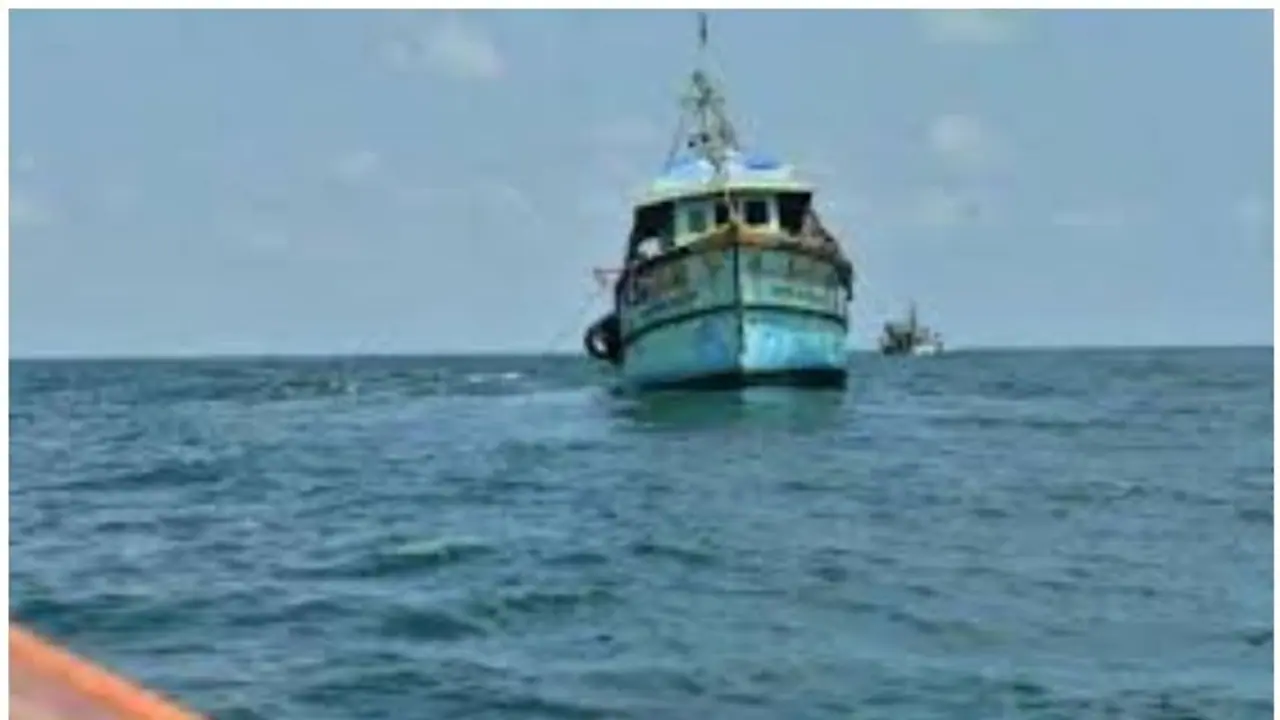 കേരള തീരത്ത് ശ്രീലങ്കന് ബോട്ട്? കരയിലും കടലിലും പരിശോധന, അതീവ ജാഗ്രതാ നിര്ദ്ദേശം കേരള തീരത്ത് ശ്രീലങ്കന് ബോട്ട്? കരയിലും കടലിലും പരിശോധന, അതീവ ജാഗ്രതാ നിര്ദ്ദേശം