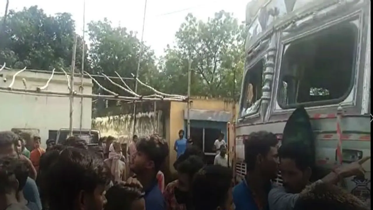 পথ দুর্ঘটনায় মৃত্যু ঘিরে উত্তেজনা, এলাকায় যান নিয়ন্ত্রণের দাবি স্থানীয়দের পথ দুর্ঘটনায় মৃত্যু ঘিরে উত্তেজনা, এলাকায় যান নিয়ন্ত্রণের দাবি স্থানীয়দের