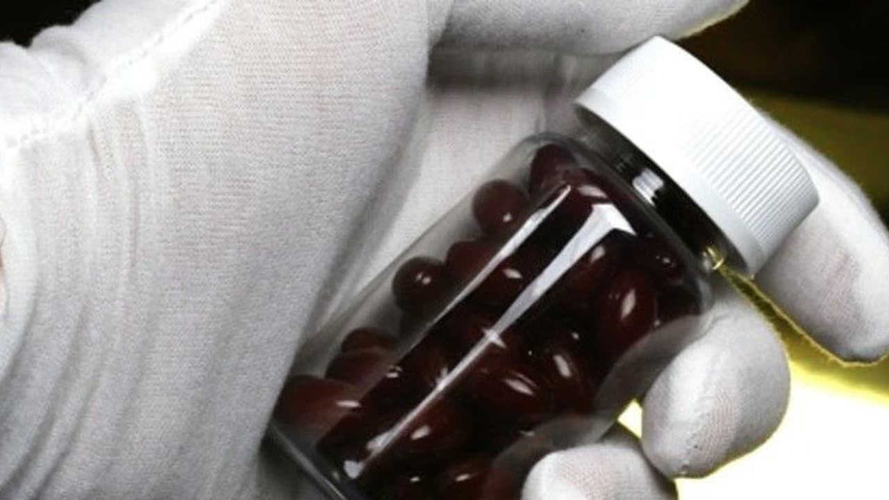 ఎలర్జీ టాబ్లెట్ లని స్టెరాయిడ్స్ ఇచ్చిన భర్త.. భార్య అడ్డుతొలగించుకోవడానికి దారుణం.. ఎలర్జీ టాబ్లెట్ లని స్టెరాయిడ్స్ ఇచ్చిన భర్త.. భార్య అడ్డుతొలగించుకోవడానికి దారుణం..