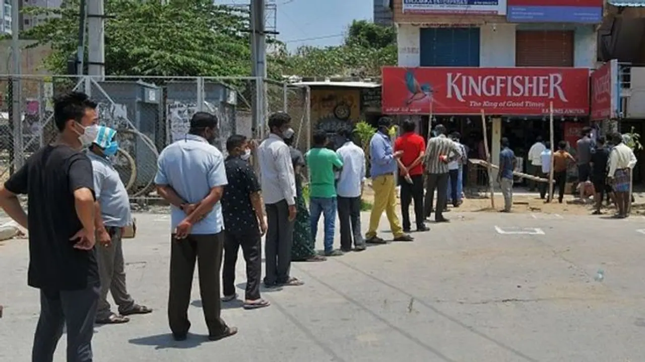 ఏపీలో భారీగా పడిపోయిన మద్యం విక్రయాలు: రూ.2,885.82 తగ్గిన ఆదాయం ఏపీలో భారీగా పడిపోయిన మద్యం విక్రయాలు: రూ.2,885.82 తగ్గిన ఆదాయం