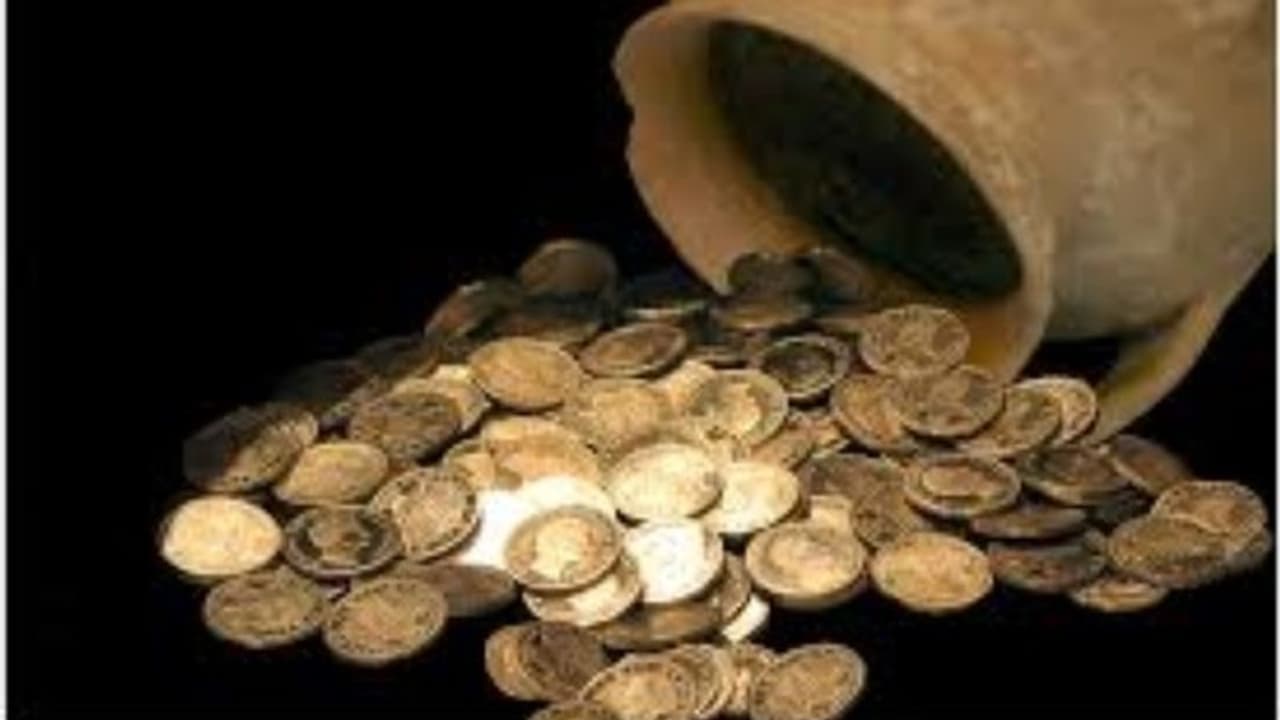 ലീക്കേജ് പരിഹരിക്കാന്‍ അടുക്കളയുടെ തറ പൊളിച്ചു, കാത്തിരുന്നത് നിധി; കോടിപതികളായി ദമ്പതികള്‍