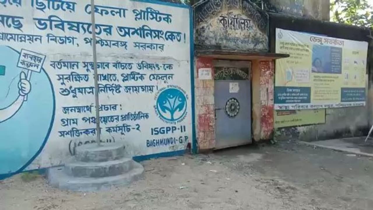 কর্মীদের 'গাফিলতি'তে শিকেয় উঠেছে কাজকর্ম, পঞ্চায়েত অফিসে তালা ঝোলালেন প্রধানই