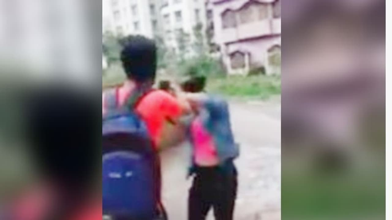 প্রেমিকের কাছে মোবাইল দাবি , তরুণীকে প্রকাশ্যে চড় মারছে যুবক