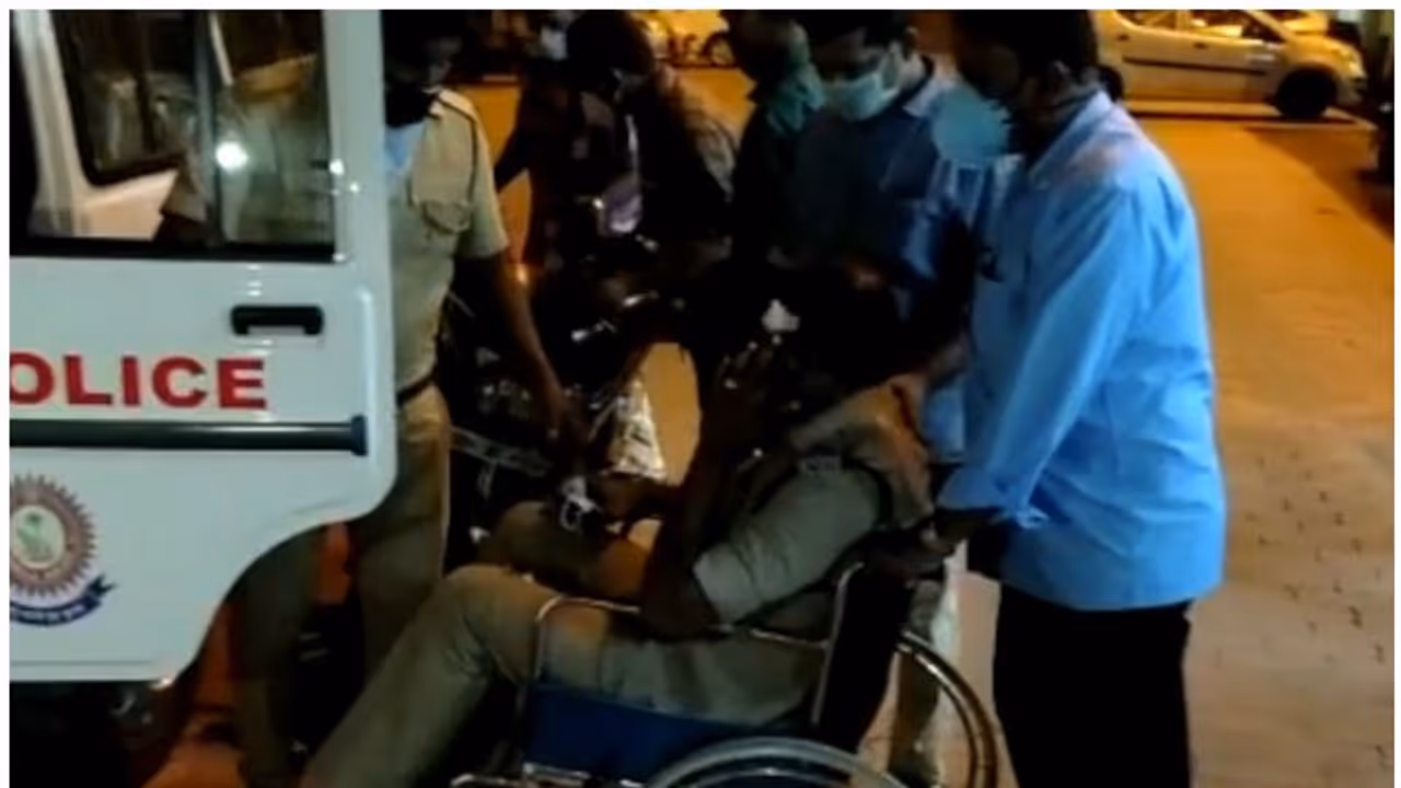 നിര്ത്താതെ പോയ ബൈക്ക് പിടിച്ചുനിര്ത്താന് ശ്രമം; റോഡില് തലയിടിച്ച് വീണ് എസ്ഐക്ക് പരിക്ക് നിര്ത്താതെ പോയ ബൈക്ക് പിടിച്ചുനിര്ത്താന് ശ്രമം; റോഡില് തലയിടിച്ച് വീണ് എസ്ഐക്ക് പരിക്ക്