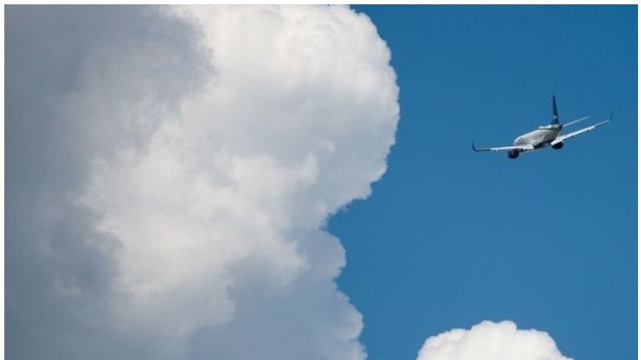 യുഎഇയിലേക്കും തിരിച്ചുമുള്ള വ്യോമഗതാഗതം; ആകാശപാത തുറന്ന് സൗദി യുഎഇയിലേക്കും തിരിച്ചുമുള്ള വ്യോമഗതാഗതം; ആകാശപാത തുറന്ന് സൗദി