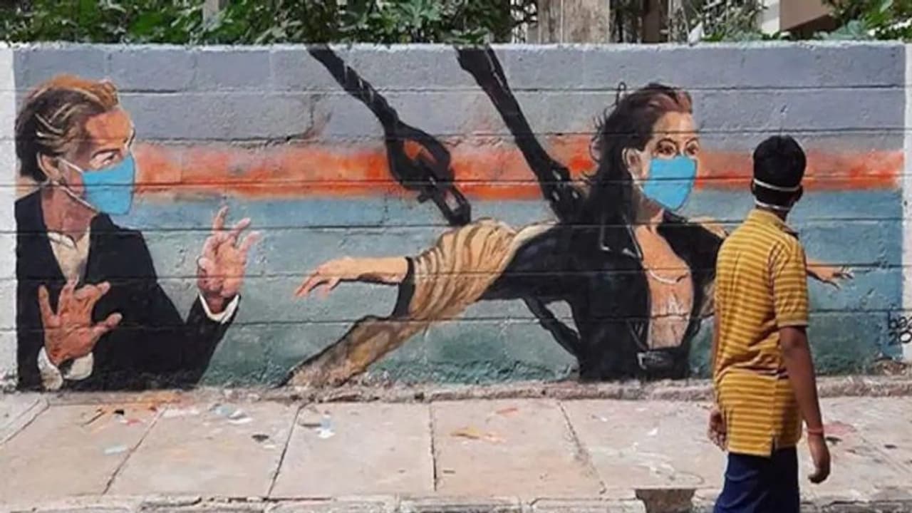 മാസ്ക് ധരിച്ച്, സാമൂഹിക അകലം പാലിച്ച് 'ജാക്കും റോസും'; കൊവിഡ് ബോധവത്ക്കരണത്തിന് വേറിട്ട വഴിയുമായി കലാകാരൻ മാസ്ക് ധരിച്ച്, സാമൂഹിക അകലം പാലിച്ച് 'ജാക്കും റോസും'; കൊവിഡ് ബോധവത്ക്കരണത്തിന് വേറിട്ട വഴിയുമായി കലാകാരൻ