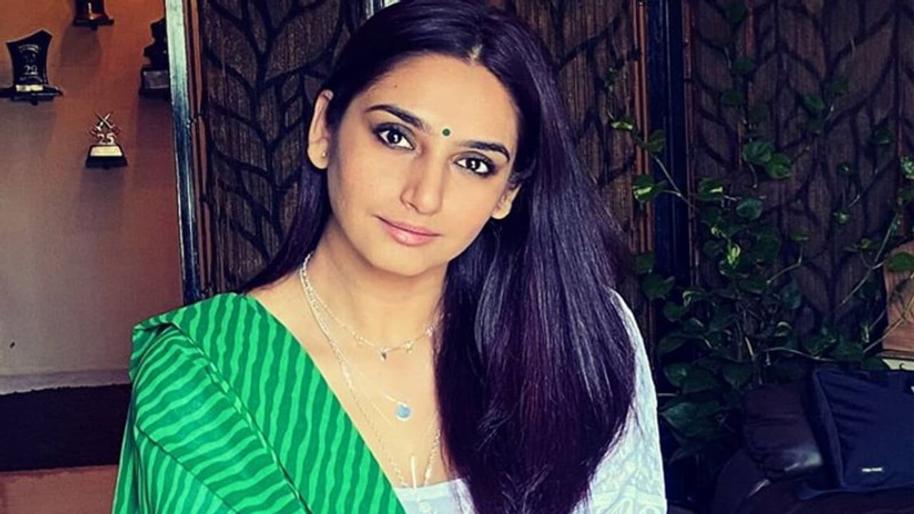 कन्नड़ फिल्म इंडस्ट्री में भी ड्रग्स कनेक्शन: CCB ने अभिनेत्री रागिनी के घर छापा मारा, फिर हिरासत में लिया कन्नड़ फिल्म इंडस्ट्री में भी ड्रग्स कनेक्शन: CCB ने अभिनेत्री रागिनी के घर छापा मारा, फिर हिरासत में लिया