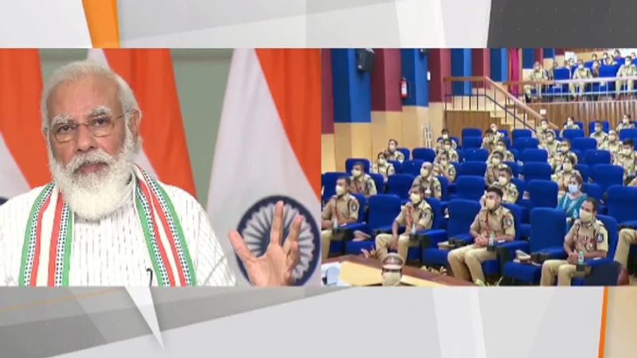 आईपीएस अफसरों को पीएम मोदी की सीख ड्यूटी जॉइन करते ही ना बनें सिंघम आईपीएस अफसरों को पीएम मोदी की सीख ड्यूटी जॉइन करते ही ना बनें सिंघम