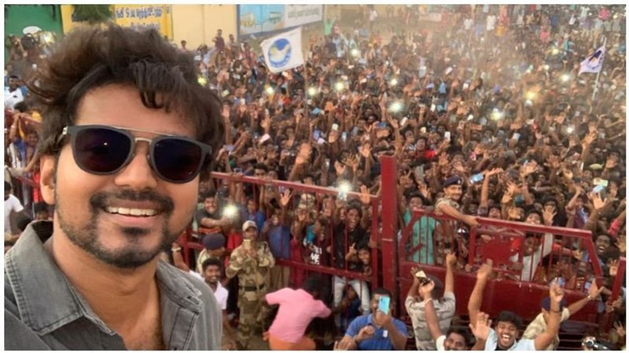 தளபதியின் ஒத்த செல்பி செய்த சாதனை..! சும்மா மாஸ் காட்டும் ரசிகர்கள்! தளபதியின் ஒத்த செல்பி செய்த சாதனை..! சும்மா மாஸ் காட்டும் ரசிகர்கள்!