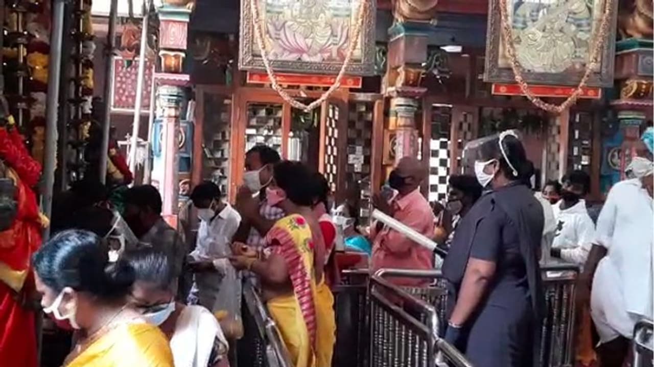 కరోనా నిబంధనలు పాటిస్తేనే... ఇంద్రకీలాద్రిపై అమ్మవారి దర్శనం (వీడియో) కరోనా నిబంధనలు పాటిస్తేనే... ఇంద్రకీలాద్రిపై అమ్మవారి దర్శనం (వీడియో)