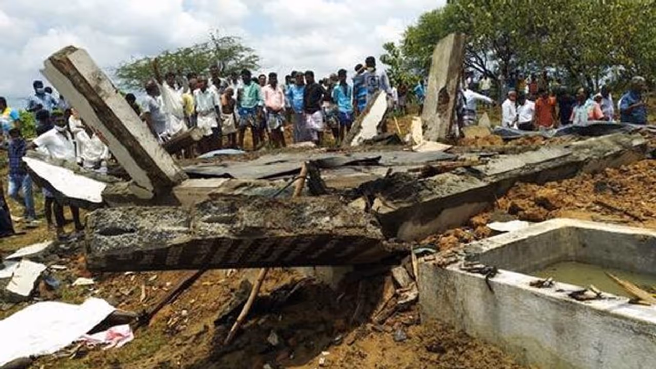 तमिलनाडु : पटाखा फैक्ट्री में विस्फोट, 3 किमी. दूर तक सुनाई दी आवाज, 7 महिलाओं सहित 9 की मौत तमिलनाडु : पटाखा फैक्ट्री में विस्फोट, 3 किमी. दूर तक सुनाई दी आवाज, 7 महिलाओं सहित 9 की मौत