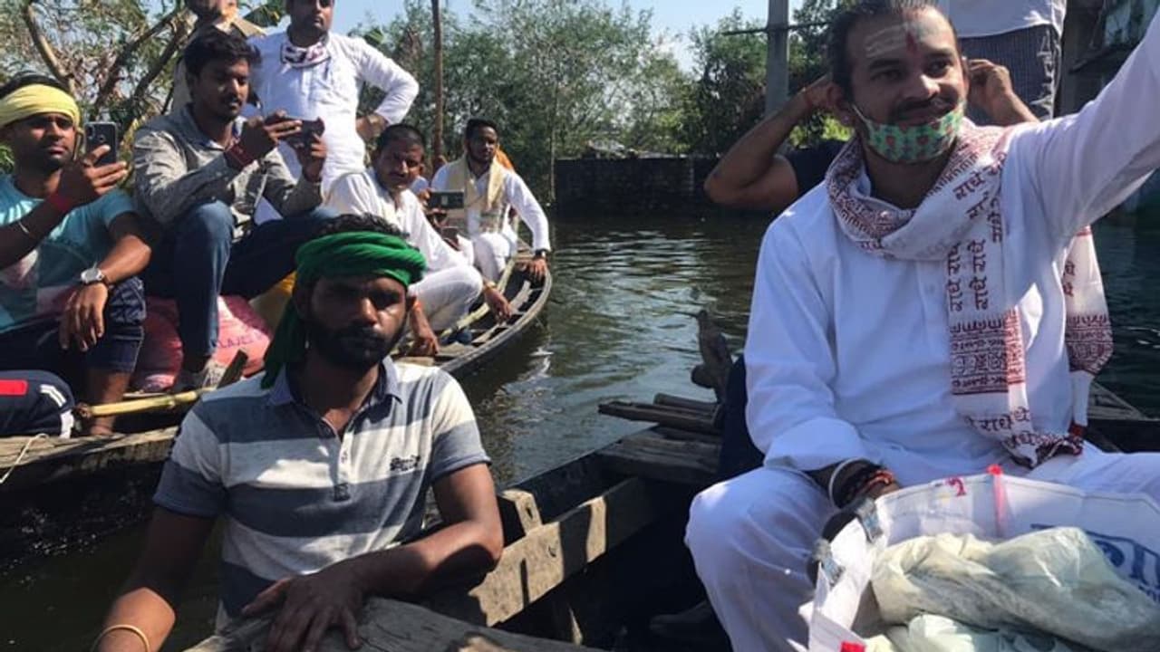 'ससुराल' में लालू के लाल तेजप्रताप यादव ने थामी पतवार, बाढ़ग्रस्त लोगों के बीच पहुंचकर ऐसे की मदद