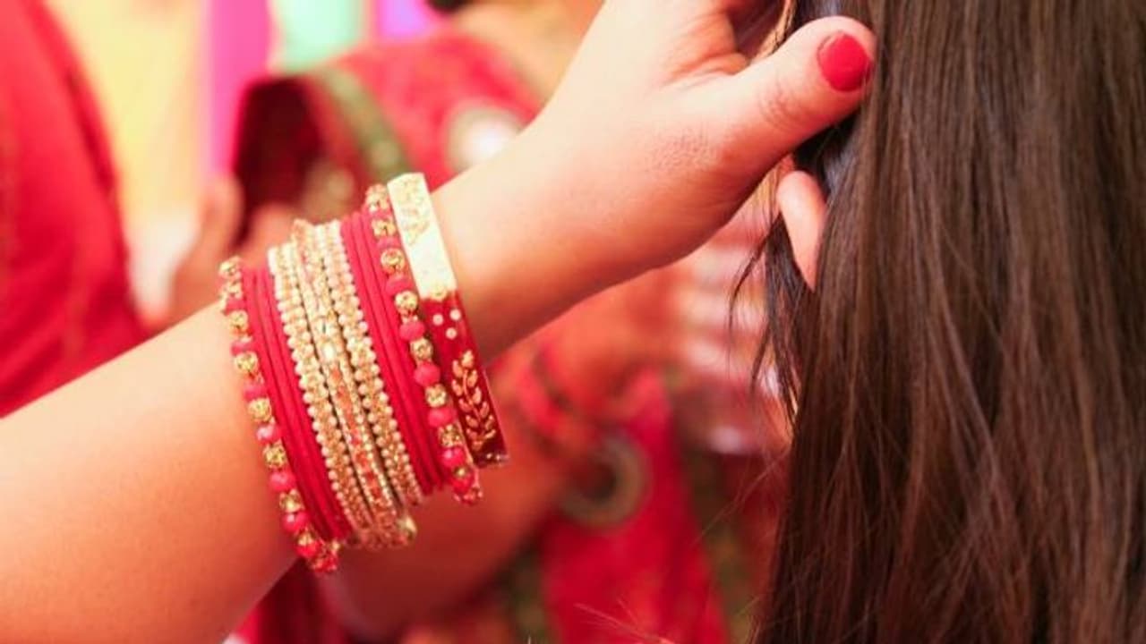 ಮೋಹಿನಿ ಮೋನಿಕಾ... ಅಜ್ಜಂದಿರನ್ನು ಮದುವೆಯಾಗುವುದೇ ಕಾಯಕ! ಮೋಹಿನಿ ಮೋನಿಕಾ... ಅಜ್ಜಂದಿರನ್ನು ಮದುವೆಯಾಗುವುದೇ ಕಾಯಕ!