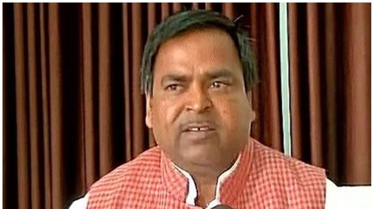 ബലാത്സംഗക്കേസില് അറസ്റ്റിലായ മുന് യുപി മന്ത്രിക്ക് ജാമ്യം ബലാത്സംഗക്കേസില് അറസ്റ്റിലായ മുന് യുപി മന്ത്രിക്ക് ജാമ്യം