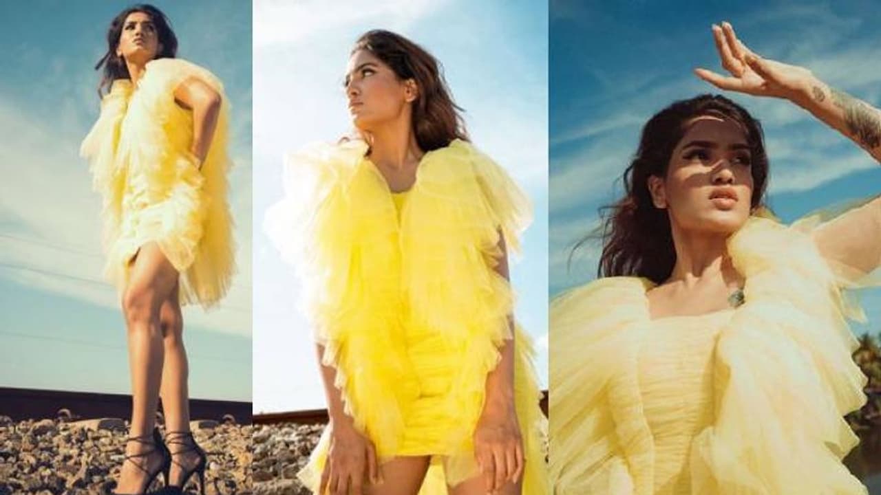 ട്രെഡീഷണല്‍ ലുക്കിന് തല്‍ക്കാലം വിട; പുത്തന്‍ ചിത്രങ്ങളുമായി സാനിയ ഇയ്യപ്പൻ