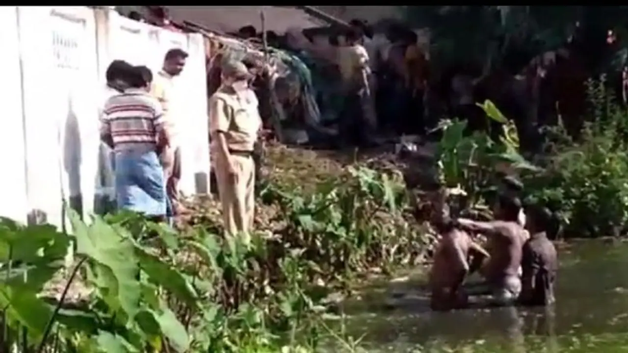 Bizarre: Villagers find money in pond; people dive in at opportunity Bizarre: Villagers find money in pond; people dive in at opportunity