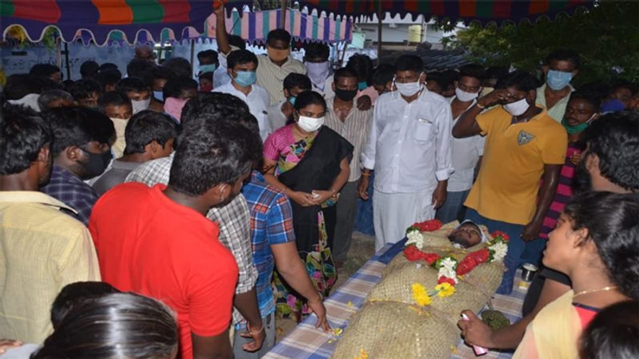 పరిటాల యువకుడి ఆత్మహత్య... మృతదేహంతో టిడిపి మాజీ ఎమ్మెల్యే ఆందోళన పరిటాల యువకుడి ఆత్మహత్య... మృతదేహంతో టిడిపి మాజీ ఎమ్మెల్యే ఆందోళన