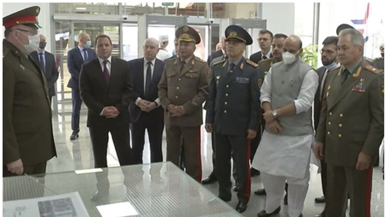 লাদাখে সেনা সমাবেশের মাঝেই মস্কোর হোটেলে চিনের ডাকে সাড়া দিয়ে বৈঠকে রাজনাথ, উঠে এল কী সমাধানসূত্র