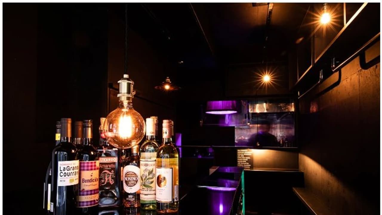 ഈ ബാറിൽ സംസാരത്തിന് 'നോ എൻട്രി', പകരം എഴുത്തിലൂടെ കാര്യങ്ങൾ പറയാം...